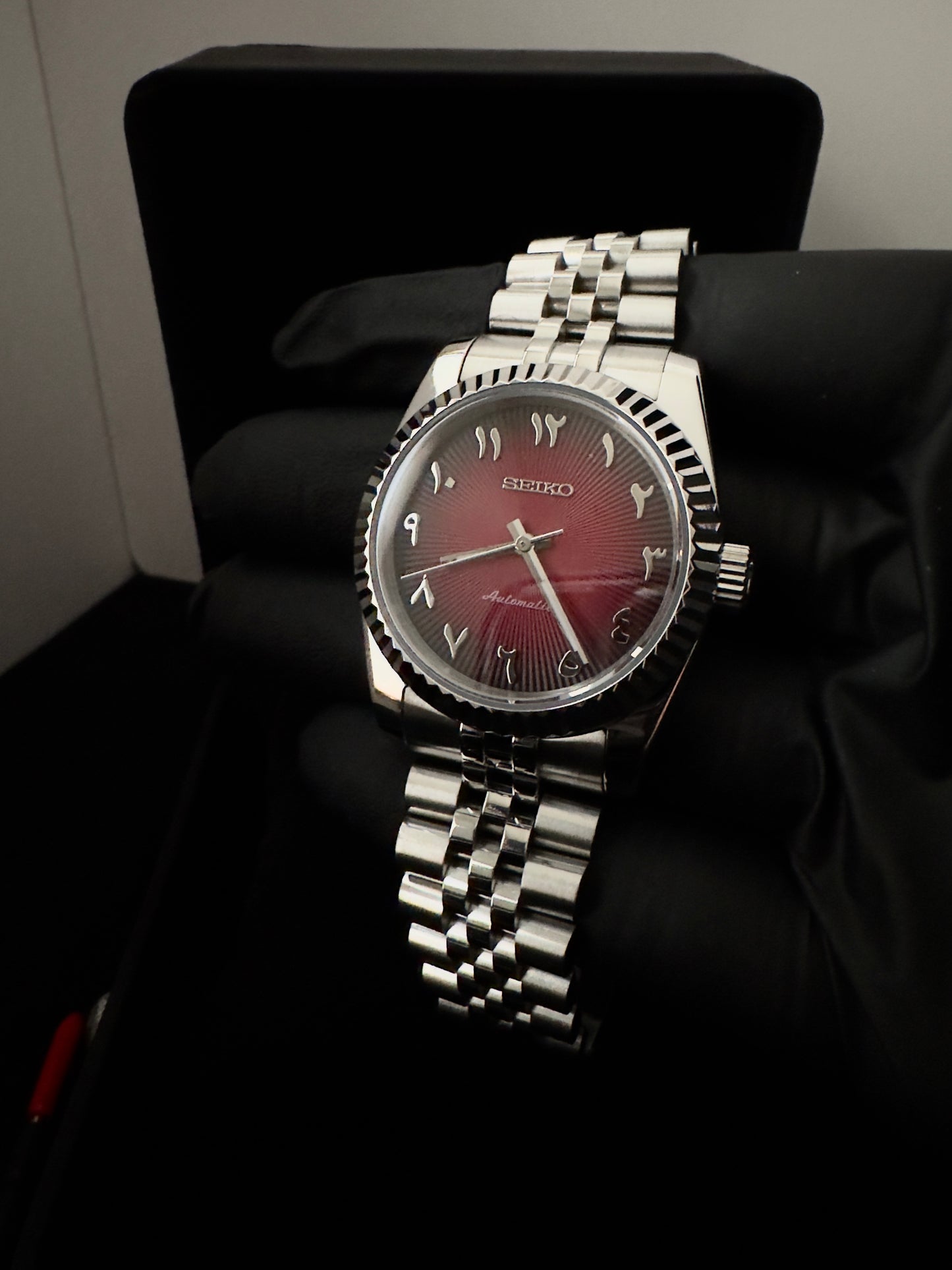 Seiko Arabic Dial Dateless | Red (Silver)