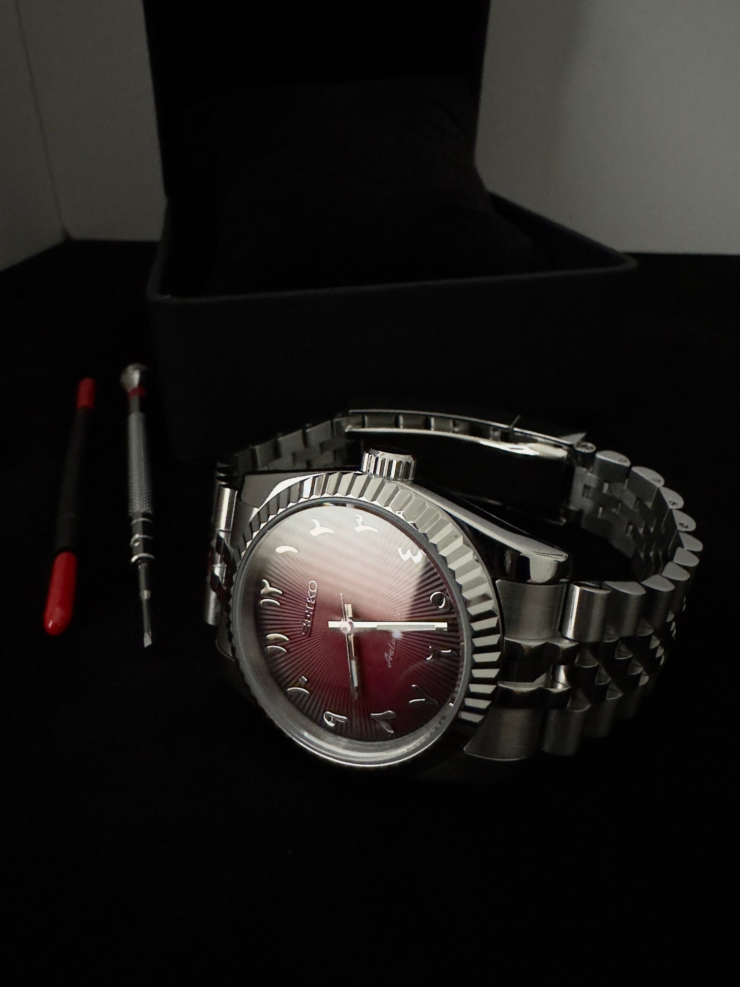 Seiko Arabic Dial Dateless | Red (Silver)