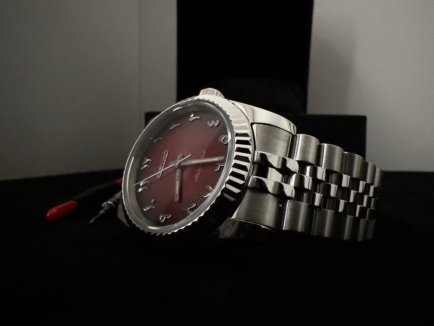 Seiko Arabic Dial Dateless | Red (Silver)
