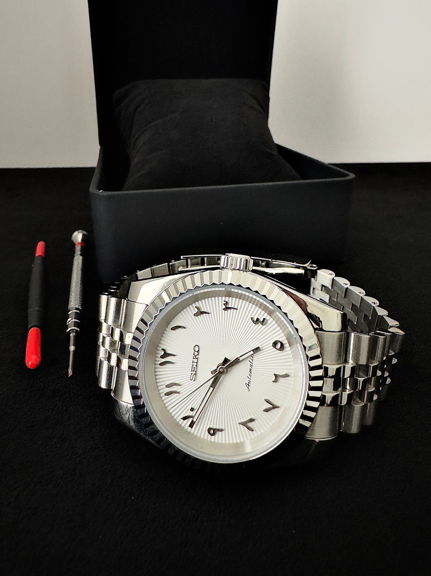 Seiko Arabic Dial Dateless | White (Silver)