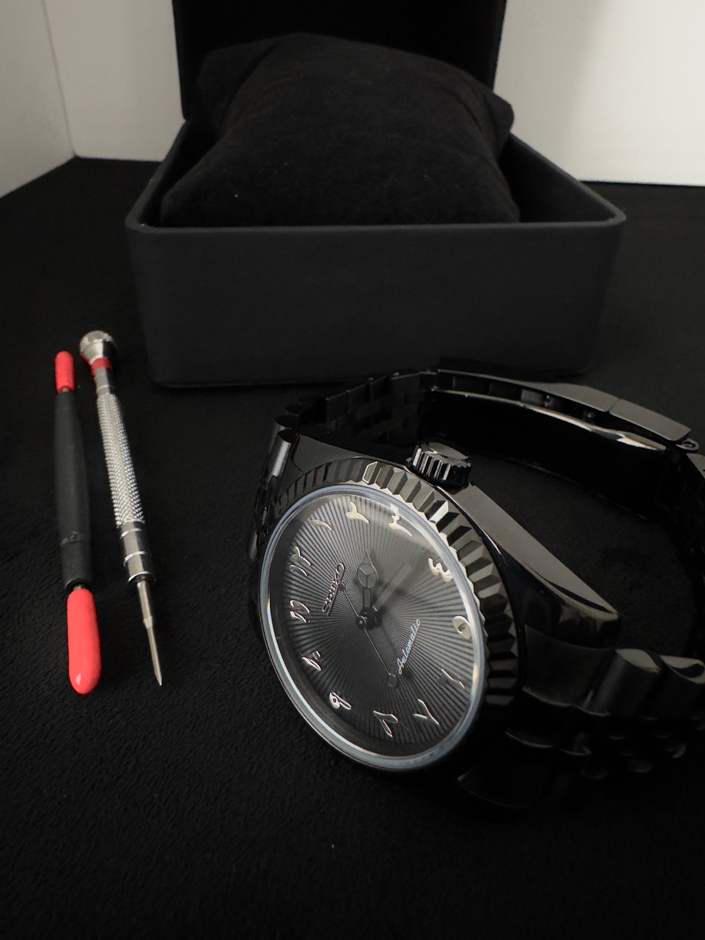 Seiko Arabic Dial Dateless | Triple Black (Black)