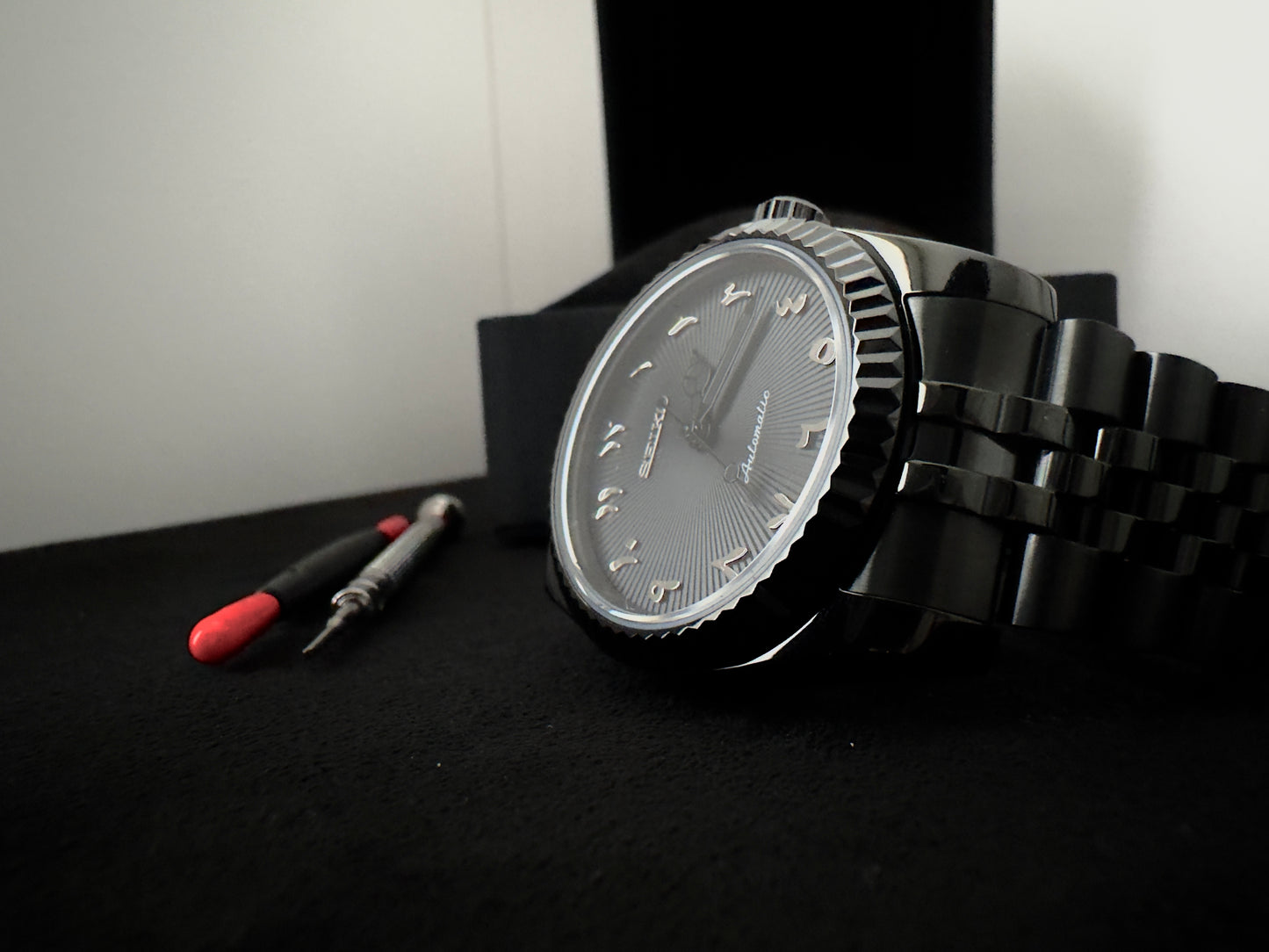 Seiko Arabic Dial Dateless | Triple Black (Black)