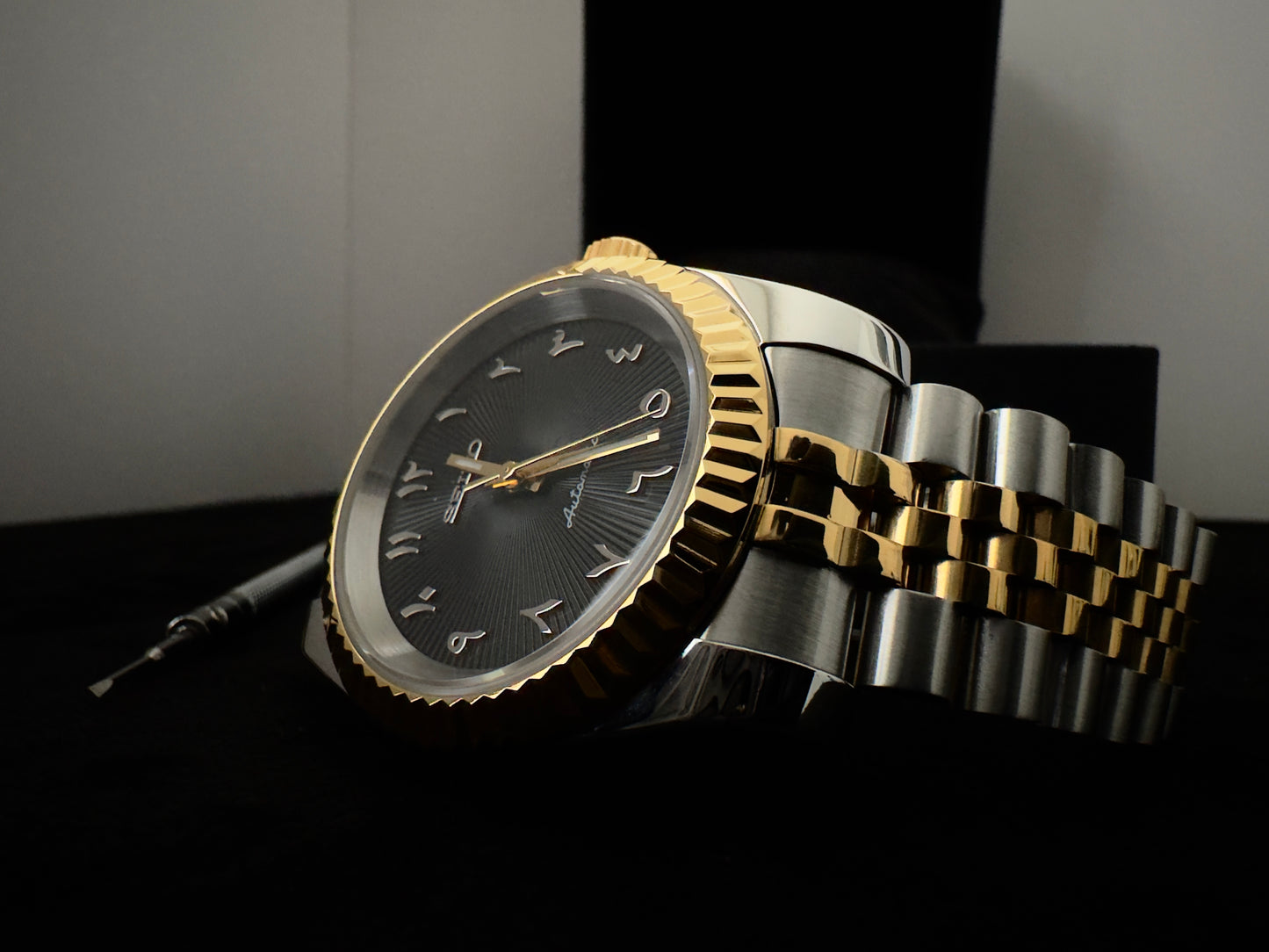 Seiko Arabic Dial Dateless | Black (Two-Tone Gold)